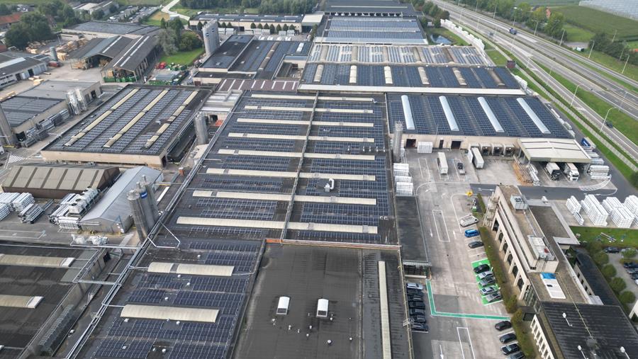 Deceuninck couvre ses toits de 7.420 panneaux solaires