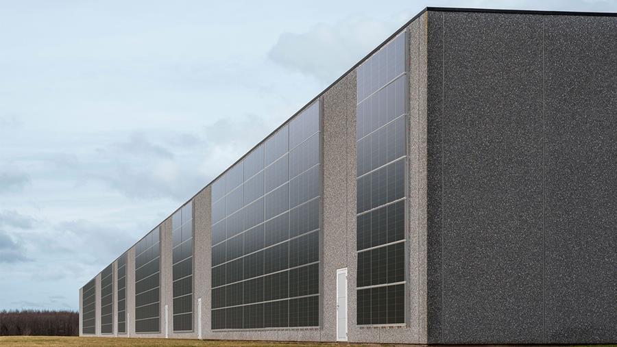 Fixation rapide et efficace des panneaux photovoltaïques sur les façades