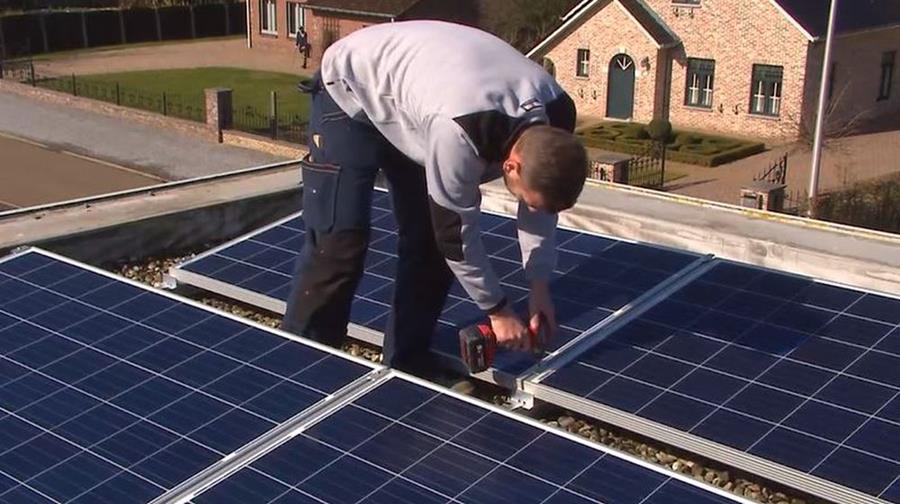 Comment installer des panneaux solaires sur un toit plat?